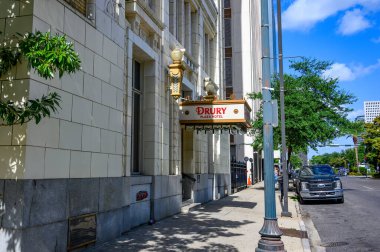 NEW ORLEANS, LA, ABD - 22 AĞUSTOS 2023: Poydras Caddesi 'ndeki Drury Plaza Oteli Girişi