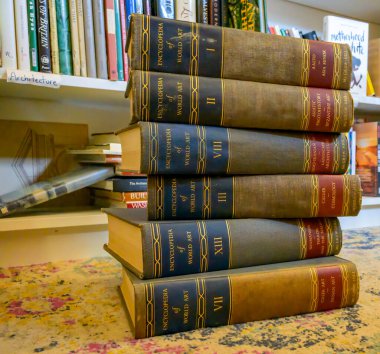 NEW ORLEANS, LA, ABD - 18 Mart 2024: Blue Cypress Book Store 'un zemininde yığılmış 6 ciltlik Dünya Sanatı Ansiklopedisi seçici odak noktası