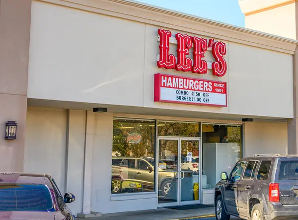 Metairie, LA, ABD - 6 Şubat 2024: New Orleans banliyölerindeki Lee 'nin Hamburger Restoranının Önü