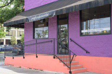 NEW ORLEANS, LA, ABD - 28 Nisan 2024: Porgy 'nin Mid City' deki Kuzey Carrollton Caddesi 'ndeki Deniz Ürünleri Pazarı