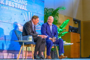 NEW ORLEANS, LA, ABD - 15 Mart 2024: Eski ABD Ordusu Generali ve yazar David H. Petraeus, Tulane Üniversitesi 'nde düzenlenen New Orleans Kitap Festivali' nde eski belediye başkanı Mitch Landrieu ile röportaj yapıyor.