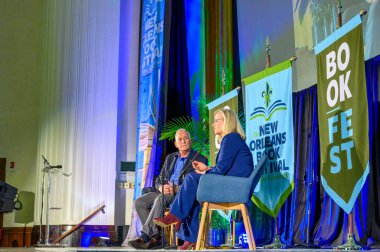 NEW ORLEANS, LA, ABD - 15 Mart 2024: Walter Isaacson Tulane Üniversitesi 'ndeki New Orleans Kitap Festivali' nde Liz Cheney ile röportaj yaptı