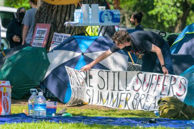 NEW ORLEANS, LA, ABD - 30 Nisan 2024: Pro Filistin göstericisi, Tulane Üniversitesi Gibson Çim Kampı 'nda 