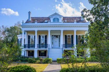 NEW ORLEANS, LA, ABD - 4 Şubat 2024: St. Charles Bulvarı 'ndaki tarihi Antonio Palacios Evi' nin Önü