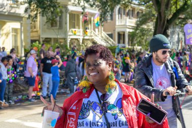 NEW ORLEANS, LA, ABD - 4 Şubat 2024: Carrollton Mardi Gras Krewe Krewe eğlenen Afrikalı Amerikalı kadının seçici odak noktası