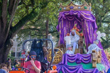 NEW ORLEANS, LA, ABD - 4 Şubat 2024: Napolyon Bulvarı 'ndaki Krewe of Carrollton Mardi Gras geçit törenine liderlik ederken Kral Carrollton ve sarayının seçici odağı ve sürücüsü