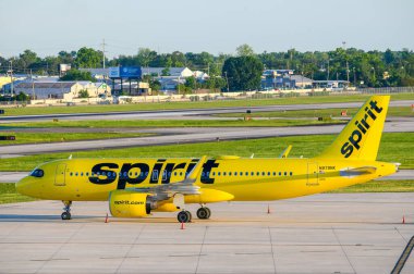NEW ORLEANS, LA, ABD - 30 APRIL 2024: Spirit Airlines Airbus 320 Louis Armstrong Uluslararası Havalimanı pistinde