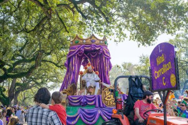 NEW ORLEANS, LA, ABD - 4 Şubat 2024: Kral Carrollton şamandırasında ve Carrollton Krewe 'deki karnaval sırasında kalabalığın arasında