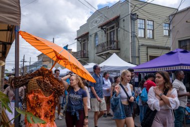 NEW ORLEANS, LA, ABD - 30 Mart 2024: Freret Caddesi Festivali 'nde kalabalık, iş yerleri ve kabinler