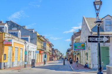 NEW ORLEANS, LA, ABD - 25 EYLÜL 2021: Fransız Mahallesi Bourbon Caddesi 'nin manzarası