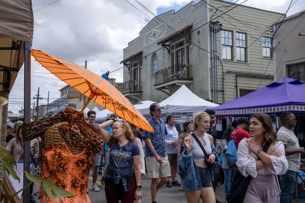 NEW ORLEANS, LA, ABD - 30 Mart 2024: Freret Caddesi Festivali 'nde kalabalık, iş yerleri ve kabinler