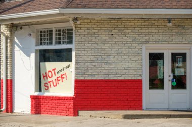 NEW ORLEANS, LA, ABD - 8 AĞUSTOS 2024: Sıcak Şeyler, Uptown Mahallesi 'nde geleneksel bir güney tarzı restoran