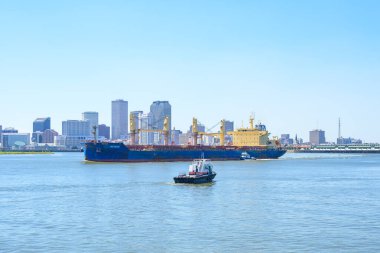 NEW ORLEANS, LA, ABD - 29 EYLÜL 2024: Mississippi Nehirlerinde kargo gemisi ve römorkör faaliyeti ile New Orleans şehri