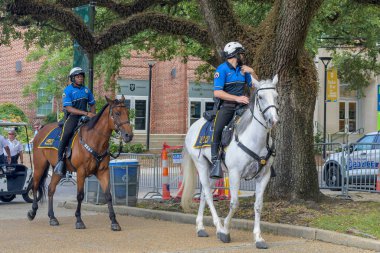NEW ORLEANS, LA, ABD - 13 AĞUSTOS 2024: 2 atlı N.O.P.D. Başkan Joe Biden 'ın ziyareti sırasında Tulane Üniversitesi Kampüsü' nde at sırtında polis memurları