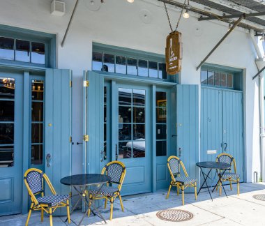 NEW ORLEANS, LA, ABD - 18 AĞUSTOS 2024: Fransız Mahallesi 'ndeki Fransız Çarşısı' ndaki Le Bouchon Şarap Dükkanı ve Kafe 'nin Önü