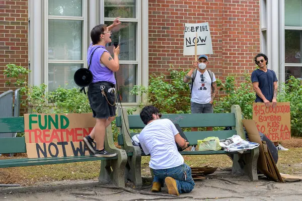 NEW ORLEANS, LA, ABD - 13 AĞUSTOS 2024: Tulane Üniversitesi 'nde kadınlar Başkan Biden gelmeden önce Filistin yanlısı mitinglerde konuştu