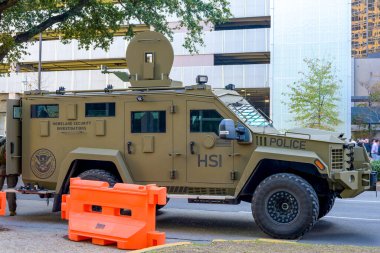 New Orleans, LA, ABD - 2 Ocak 2025: Ulusal Güvenlik Soruşturmaları zırhlı aracı, güvenlik seviyesinin artmasıyla birlikte Superdome 'un yanındaki Poydras Caddesi üzerindeki yolu kapatıyor.