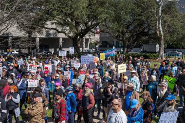 New Orleans, LA, ABD - 17 Şubat 2025: Demokrasi ve Donald Trump ve Elon Musk 'a muhalefet için Lafayette Meydanı' nda toplanan kalabalık. Göçmenlik Özel Uygulama Dairesi 'nin bulunduğu binaya kalabalık yürüyecek