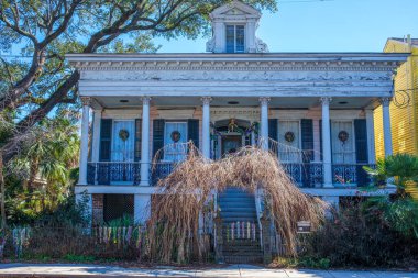 New Orleans, LA, ABD - 17 Şubat 2025: Mardi Gras için süslenmiş Lower Garden Bölgesindeki tarihi konağın önü