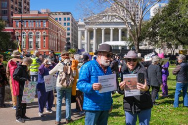 New Orleans, LA, ABD - 17 Şubat 2025: Demokrasi ve Donald Trump ve Elon Musk 'a muhalefet için Lafayette Meydanı' nda toplanan kalabalık. Göçmenlik Özel Uygulama Dairesi 'nin bulunduğu binaya kalabalık yürüyecek