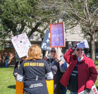New Orleans, LA, ABD - 17 Şubat 2025: Demokrasi için Lafayette Meydanı 'nda Başkanlar Günü' nde ve Donald Trump ve Elon Musk 'a karşı pankartlarla kalabalık toplandı. 