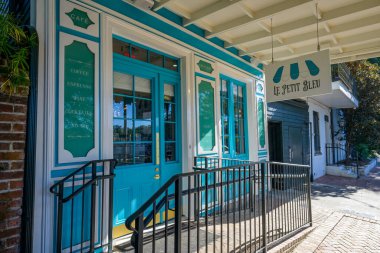 New Orleans, LA, ABD - 22 Aralık 2024: Le Petit Bleu Cafe Washington Bulvarı, Garden District