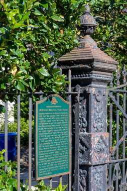 New Orleans, Los Angeles, ABD - 22 Aralık 2024: Garden District 'teki McKnight Marinoni Nolan Evi için tarihi işaret ve çit