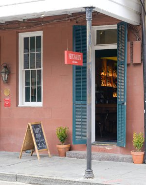New Orleans, LA, ABD - 4 Ocak 2025: Fransız Mahallesi 'ndeki Toulouse Caddesi' ndeki Celestine Otel 'de Peychaud' s Bar 'ın Önü