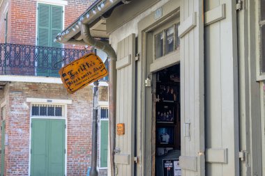 New Orleans, LA, ABD - 19 Ocak 2025: Fransız Mahallesi 'ndeki ünlü ve tarihi Lafitte Demirci Dükkanı' nın köşesi