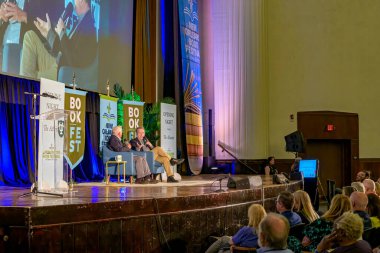 NEW ORLEANS, LA, ABD - 14 Mart 2024: Walter Isaacson, Tulane Üniversitesi 'nde düzenlenen New Orleans Kitap Festivali' nde The Atlantic Magazine 'in editörü Jeffrey Goldberg ile röportaj yaptı.