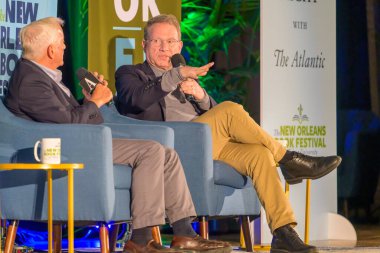 NEW ORLEANS, LA, ABD - 14 Mart 2024: The Atlantic Magazine 'in Editörü Jeffrey Goldberg, New Orleans Kitap Festivali' nde biyografi yazarı Walter Isaacson ile yaptığı görüşmede (ücretsiz ve açık etkinlik)