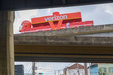New Orleans, LA, ABD - 7 Şubat 2025 Verizon Super Bowl LIX, planlanan Super Bowl Geçit Töreni 'ne hazırlanmak için Pontchartrain Expressway' in iniş rampasında seyahat ediyor.