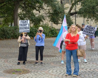 New Orleans, LA, ABD - 9 Şubat 2025: Pazar günü Super Bowl 'da Louis Armstrong Parkı' nda pankart ve bayrak taşıyan Trump karşıtı protestocular