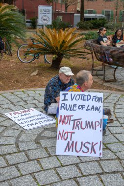 New Orleans, LA, ABD - 9 Şubat 2025: Armstrong Parkı 'nda (Kongo Meydanı) Trump ve Musk karşıtı pankartlarla protestocular