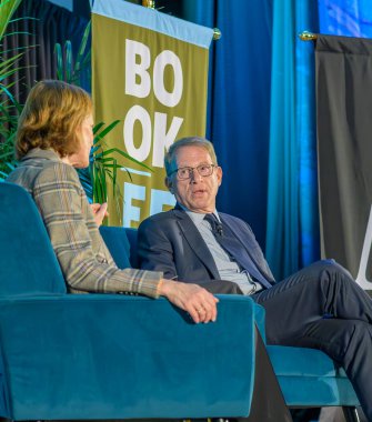 NEW ORLEANS, LA, ABD - 27 Mart 2025: The Atlantic Magazine Journalist Anne Applebaum, Tulane Üniversitesi 'ndeki New Orleans Kitap Festivali' nde Yayın Yönetmeni Jeffrey Goldberg ile röportaj yaptı.