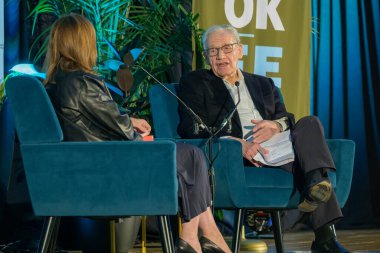 New Orleans, LA, ABD - 29 Mart 2025: Gazeteci Bob Woodward, Tulane Üniversitesi 'nde düzenlenen New Orleans Kitap Festivali' nde Betsy Fischer Martin ile röportaj yapıyor