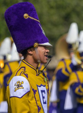 New Orleans, LA, ABD - 13 Şubat 2024: Mardi Gras 'daki Rex Geçit Töreni' nde Warren Easton Lisesi Bandosu 'nun yakın çekimi