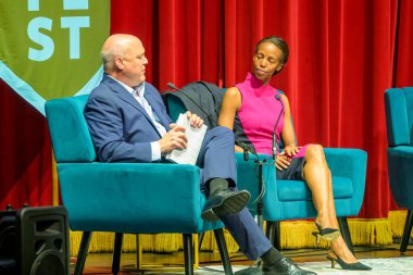 New Orleans, LA, ABD - 29 Mart 2025: Eski New Orleans Belediye Başkanı Mitch Landrieu, Tulane Üniversitesi 'nde düzenlenen New Orleans Kitap Festivali' nde yazar ve profesör Sarah Lewis ile röportaj yaptı.