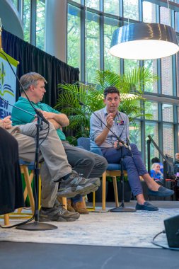 New Orleans, LA, ABD - 29 Mart 2025: Politik yazarlar ve podcastlar Jonathan Martin ve Tim Miller Marshall Family Commons / Goldring / Woldenberg İş Kompleksi 'ndeki New Orleans Kitap Festivali' nde yaptıkları röportajda