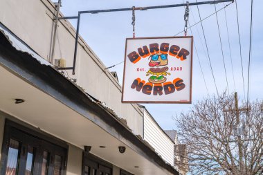 NEW Orleans, LA, ABD - 13 Şubat 2025: Maple Caddesi 'ndeki Burger Nerds Restoranı