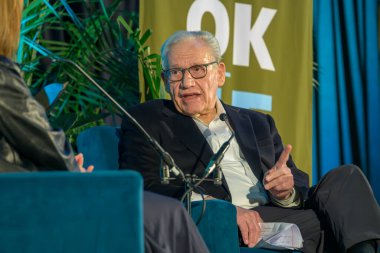 New Orleans, LA, ABD - 29 Mart 2025: Tulane Üniversitesi 'ndeki New Orleans Kitap Festivali' nde Betsy Fischer Martin ile röportaj yapan Gazeteci Bob Woodward 'ın Kapanışı