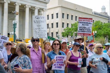 New Orleans, Los Angeles, ABD - 5 Nisan 2025: New Orleans şehir merkezindeki Lafayette Meydanı 'nda düzenlenen Ulusal Eller Kapalı gösteride tabelalı protestocuların kapatılması