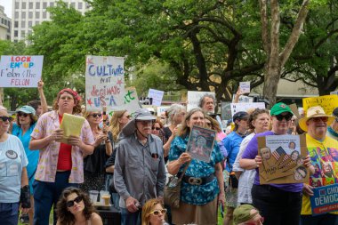 New Orleans, LA, ABD - 5 Nisan 2025: New Orleans şehir merkezindeki Lafayette Meydanı 'ndaki Ulusal Eller Çekilmesin gösterisinde pankartlı protestocular