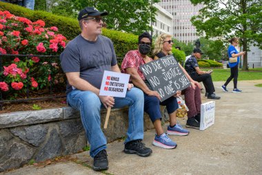 New Orleans, Los Angeles, ABD - 5 Nisan 2025: New Orleans şehir merkezindeki Lafayette Meydanı 'nda düzenlenen Ulusal Eller Kapalı gösterisine ilk gelen protestocular