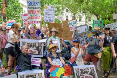 New Orleans, LA, ABD - 5 Nisan 2025: New Orleans şehir merkezindeki Lafayette Meydanı 'nda Ulusal Eller Olmuyor gösterisinde pankartlarla coşkulu demokrasi yanlısı protestocular