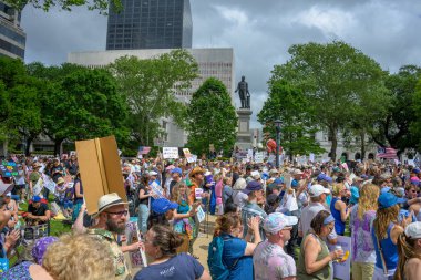 New Orleans, Los Angeles, ABD - 5 Nisan 2025: Lafayette Meydanı 'ndaki Ulusal Eller Kapalı Gösterisinde, arka planda anıt ve şehir binaları olan protestocular