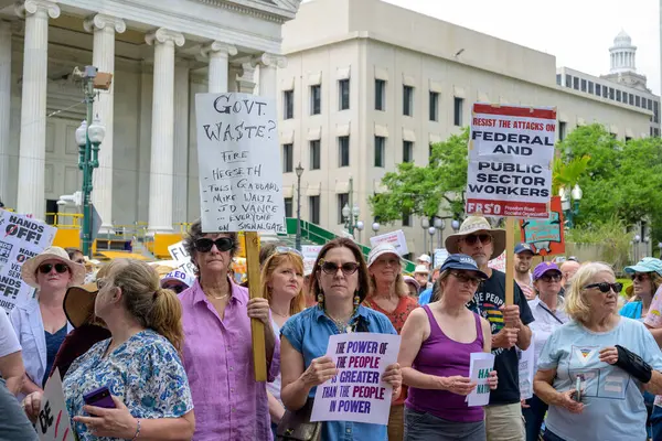 New Orleans, Los Angeles, ABD - 5 Nisan 2025: New Orleans şehir merkezindeki Lafayette Meydanı 'nda düzenlenen Ulusal Eller Kapalı gösteride tabelalı protestocuların kapatılması