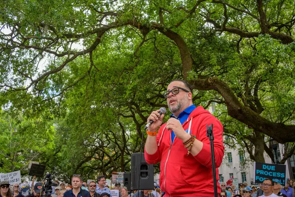 New Orleans, LA, ABD - 5 Nisan 2025: New Orleans Şehir Konseyi Başkanı J.P. Morrell, New Orleans şehir merkezindeki Lafayette Meydanı 'ndaki Hands Off protestosunda kalabalığa seslendi.