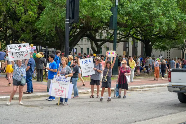 New Orleans, LA, ABD - 5 Nisan 2025: New Orleans şehir merkezindeki Lafayette Meydanı 'ndaki National Hands Off gösterisinde sokakta pankartlı protestocuların seçici odak noktası