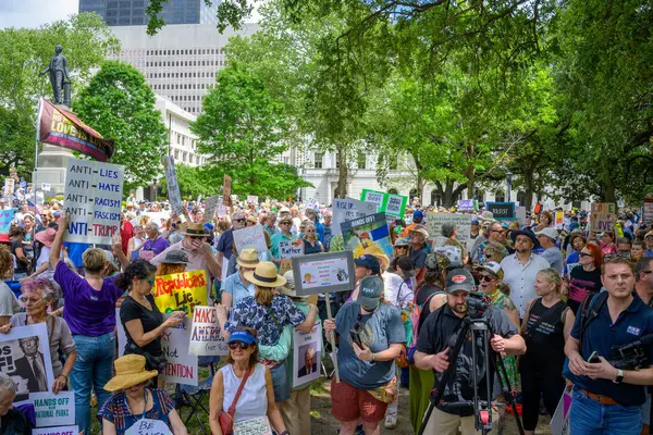 New Orleans, LA, ABD - 5 Nisan 2025: New Orleans şehir merkezindeki Lafayette Meydanı 'ndaki Ulusal Eller Kapalı gösteride pankartlı Trump karşıtı protestocular